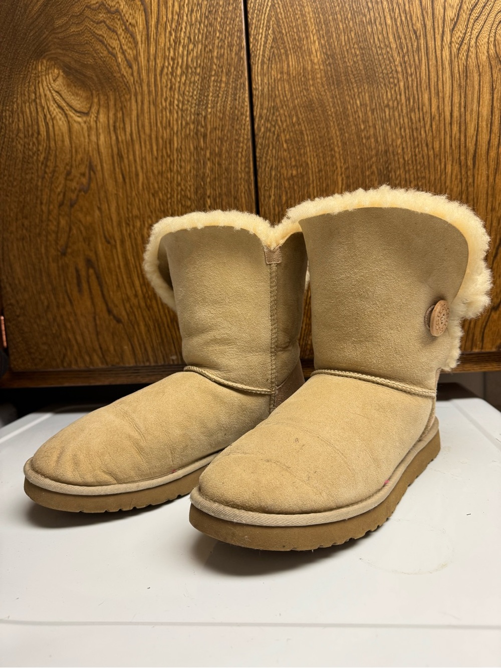 Ugg Shearling-Lined Women's Winter Boots Size 10 Light Cream